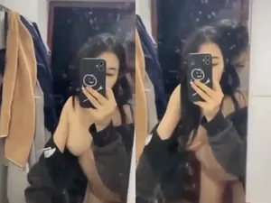 Gái xinh vú đẹp "đi ngoài" ny cho thằng bạn thân trả bài trong toilet