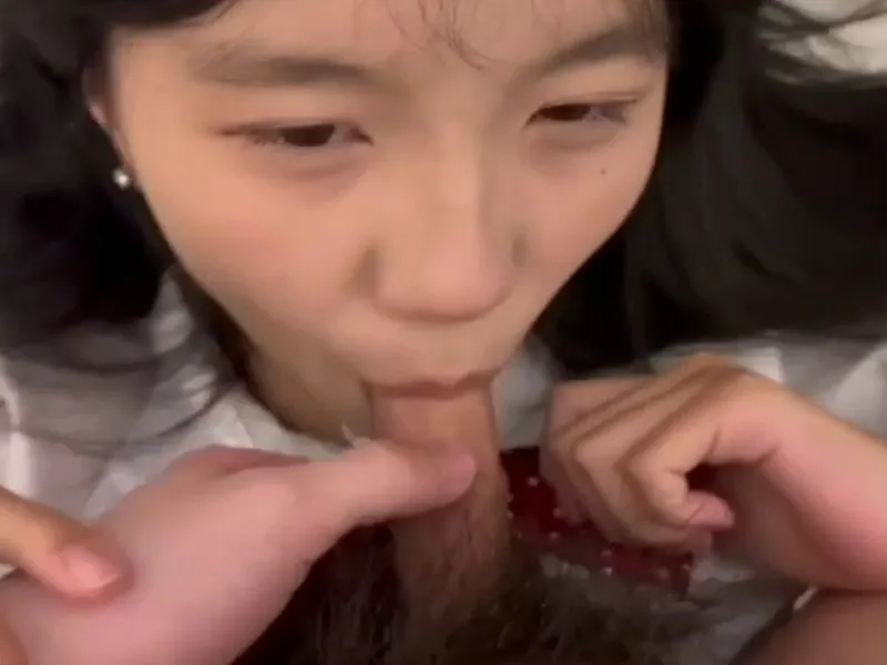 Em loli dễ thương mút chuối biến em thành con đào nứng lồn p2